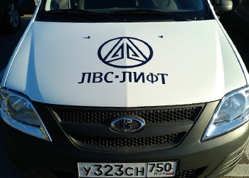 Забрендированный капот наклейками Ларгуса