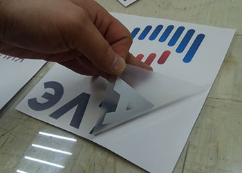 Печать наклеек и контурная резка - покрытая монтажной пленкой
